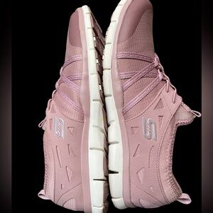 Women’s Skechers pink air cooled memory foam easy on stretch laces  size 11